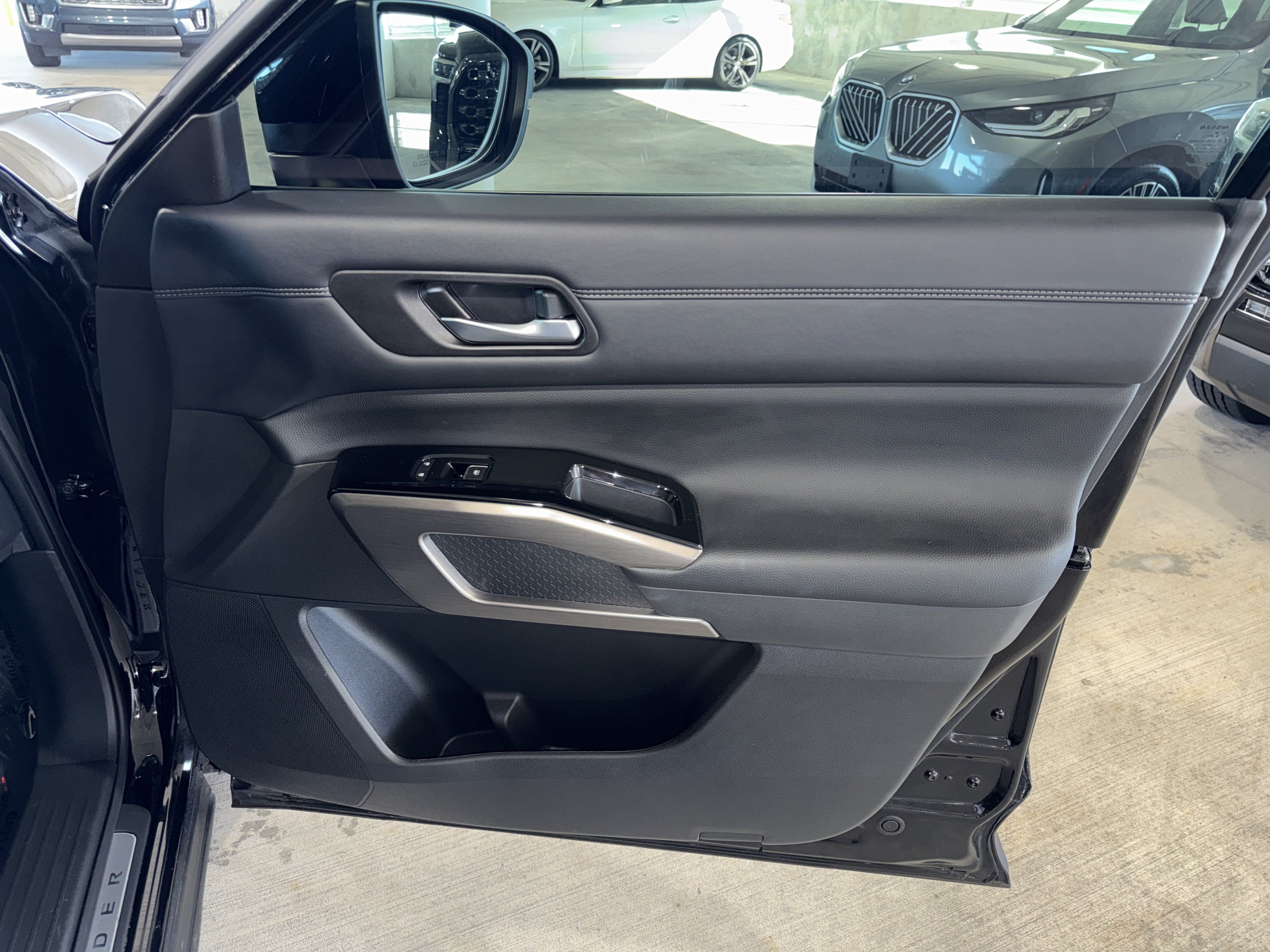 Used 2024 Nissan Pathfinder Platinum FWD image 10
