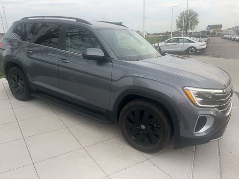 Used 2024 Volkswagen Atlas SE w/ Panoramic Sunroof Package AWD/4WD image 2