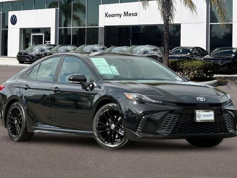Used 2025 Toyota Camry SE FWD image 2