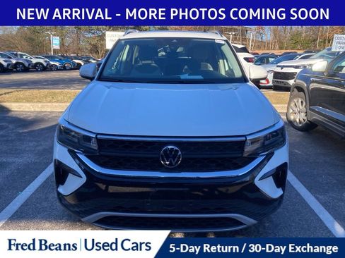 Used 2022 Volkswagen Taos SE w/ Panoramic Sunroof Package image 2