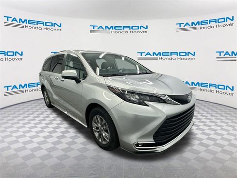Used 2024 Toyota Sienna XLE image 7
