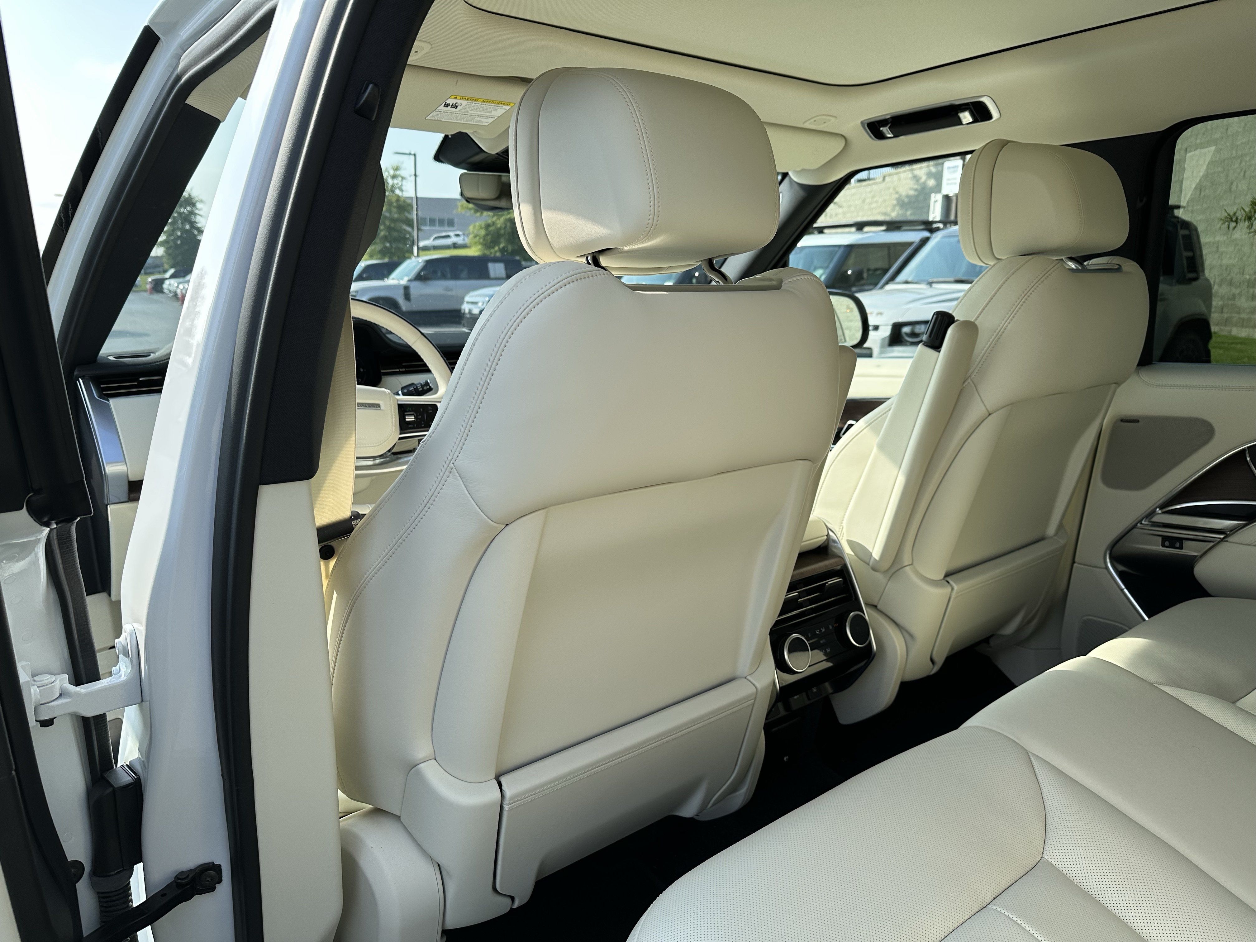 Certified 2025 Land Rover Range Rover SE AWD/4WD image 28