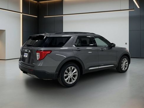 Used 2021 Ford Explorer XLT w/ Equipment Group 202A AWD/4WD image 6