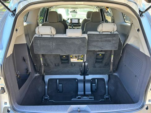 Used 2021 Toyota Sienna LE AWD/4WD image 14