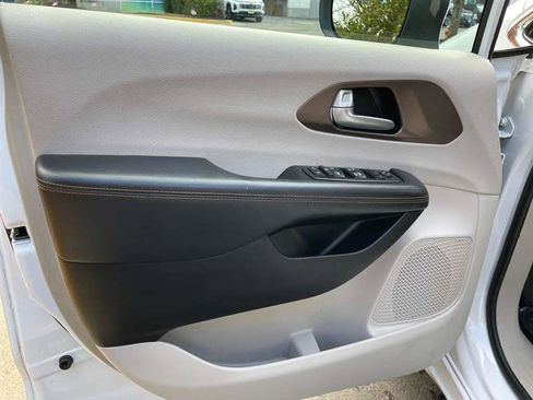 Used 2017 Chrysler Pacifica LX image 64