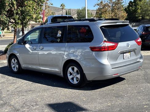 Used 2017 Toyota Sienna LE image 9