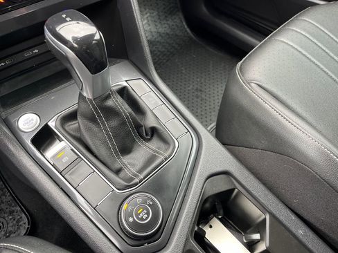 Used 2023 Volkswagen Tiguan SE AWD/4WD image 18