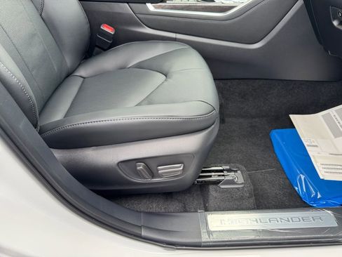 New 2025 Toyota Highlander Limited image 16