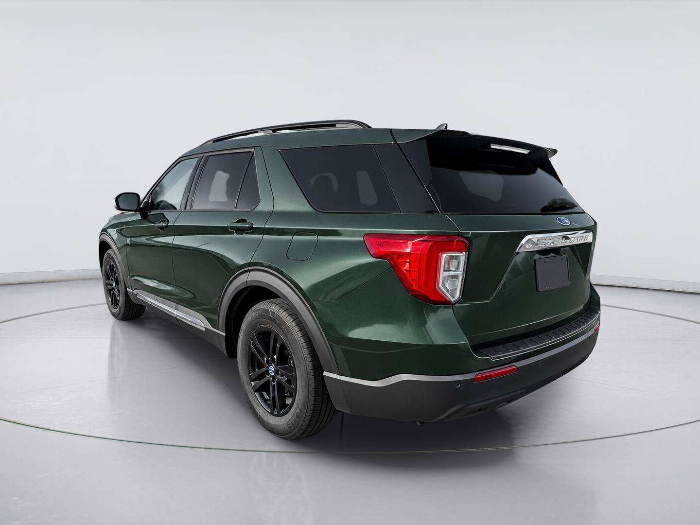 Used 2024 Ford Explorer XLT RWD image 4