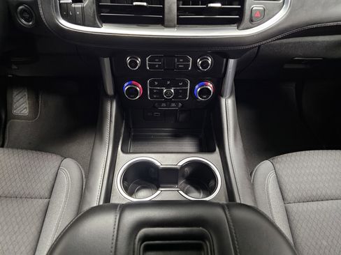 Used 2024 GMC Yukon XL SLE image 21