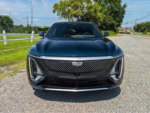 Used 2024 Cadillac Lyriq Luxury AWD/4WD image 2