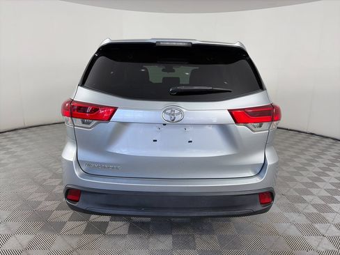 Used 2017 Toyota Highlander LE FWD image 6