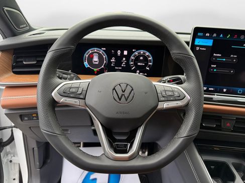 New 2026 Volkswagen Tiguan SEL R-Line AWD/4WD image 10