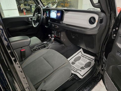 Used 2025 Jeep Wrangler Unlimited Sahara AWD/4WD image 28