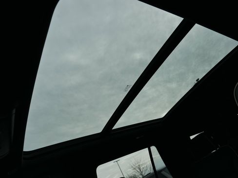 Used 2023 GMC Yukon SLT image 32