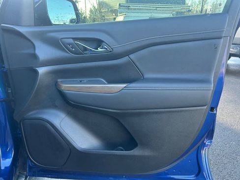 Used 2023 GMC Acadia SLE image 25