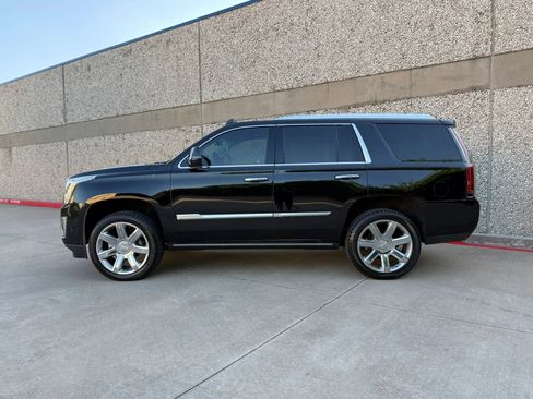 Used 2019 Cadillac Escalade Premium Luxury RWD image 3