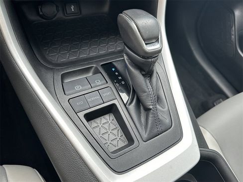 Used 2022 Toyota RAV4 XLE Premium image 34