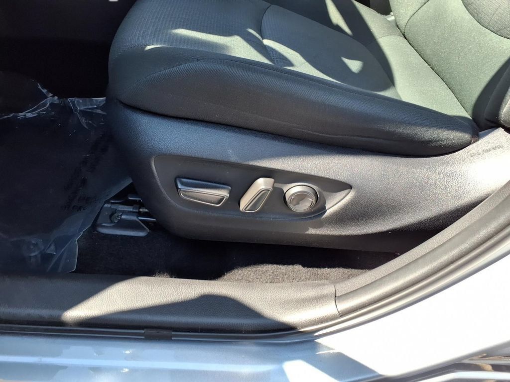 Used 2025 Toyota RAV4 XLE FWD image 21