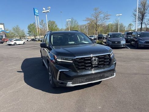 Used 2025 Honda Pilot Touring image 4