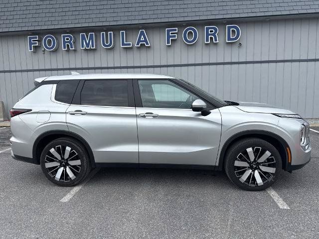 Used 2025 Mitsubishi Outlander AWD image 2