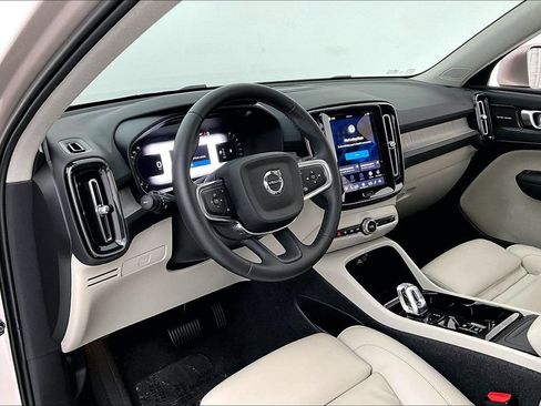 Certified 2023 Volvo XC40 B5 Plus AWD/4WD image 16