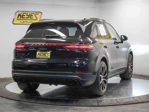 Used 2023 Porsche Cayenne Platinum Edition image 4