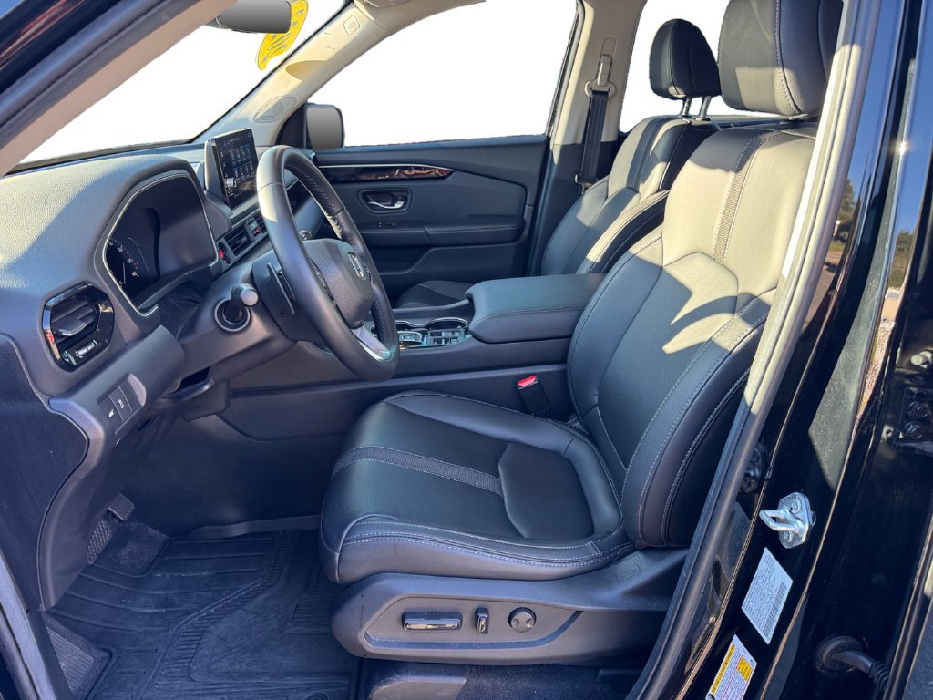 Used 2025 Honda Pilot Touring image 11