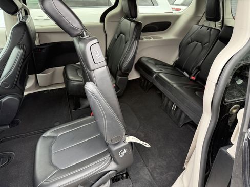 Used 2023 Chrysler Pacifica Touring-L FWD image 15