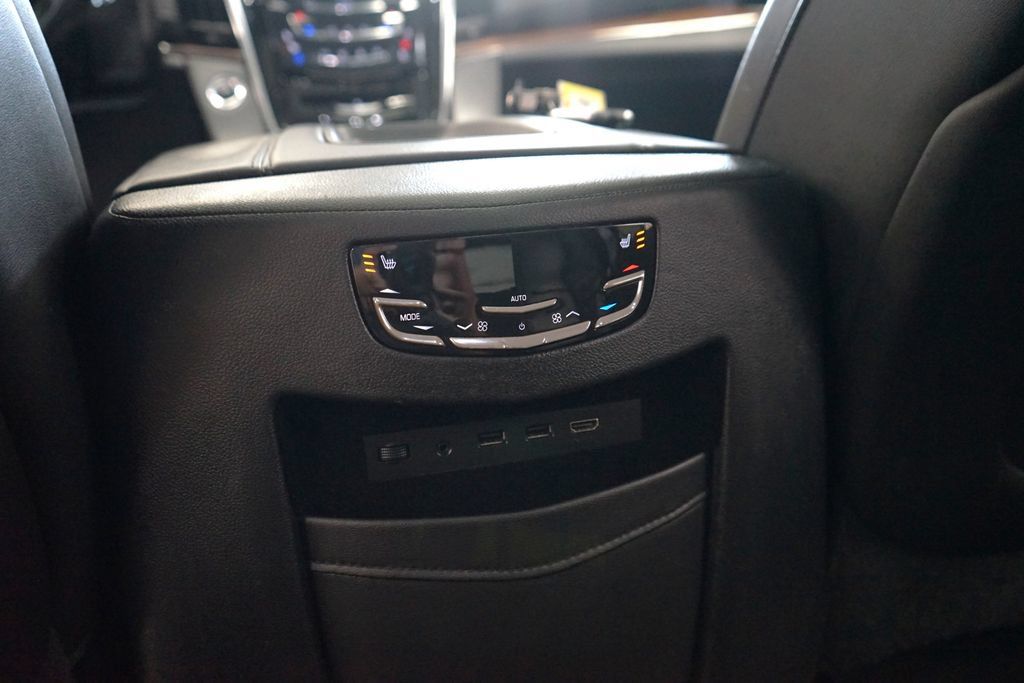 Used 2018 Cadillac Escalade Luxury AWD/4WD image 17