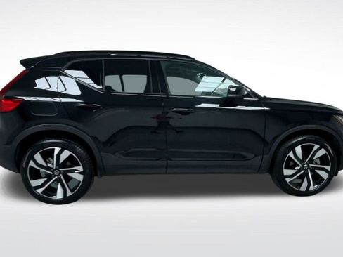 Used 2025 Volvo XC40 B5 Plus image 24