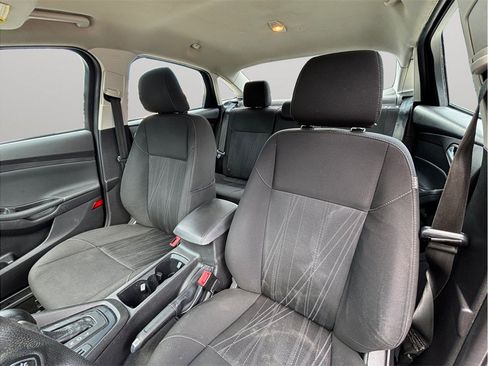 Used 2018 Ford Focus SE w/ SE Appearance Package FWD image 13