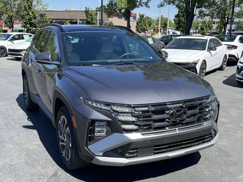 Certified 2025 Hyundai Tucson Limited AWD/4WD image 4