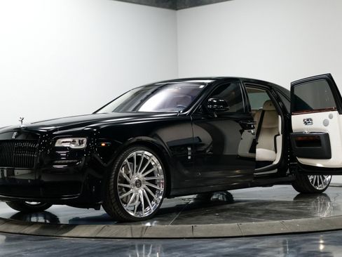 Used 2015 Rolls-Royce Ghost image 2