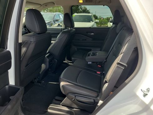 Used 2025 Nissan Pathfinder SL FWD image 11