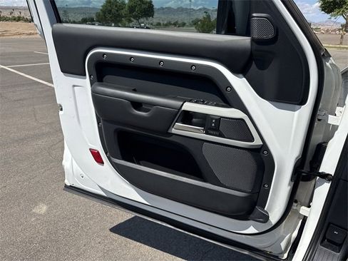 Used 2022 Land Rover Defender 90 X-Dynamic HSE image 9