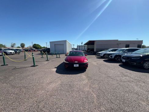 Used 2025 Hyundai Elantra Limited image 16