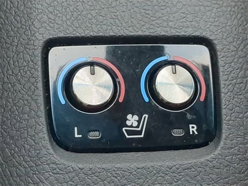 Used 2018 Toyota Avalon Limited image 23