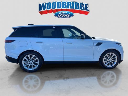 Used 2025 Land Rover Range Rover Sport SE image 3