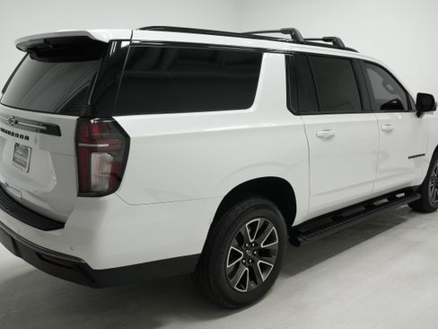 Used 2022 Chevrolet Suburban Z71 w/ Luxury Package AWD/4WD image 3