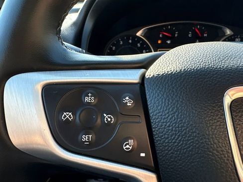 Used 2024 GMC Terrain SLT image 28