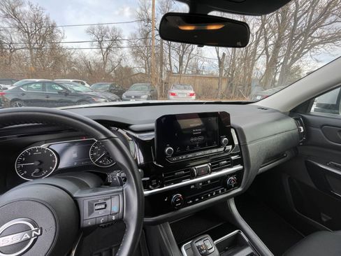 Used 2025 Nissan Pathfinder SV image 32