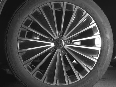 Used 2025 Volkswagen Taos SE image 12