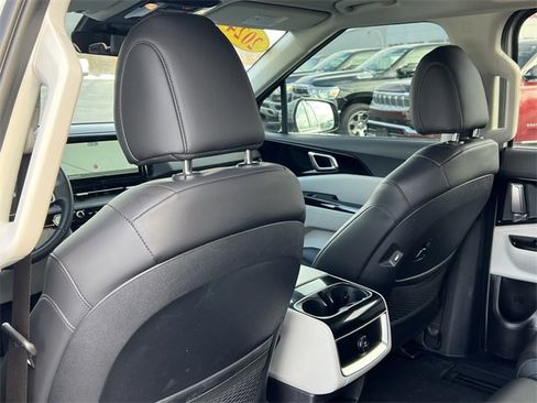 Used 2024 Kia Carnival EX image 34