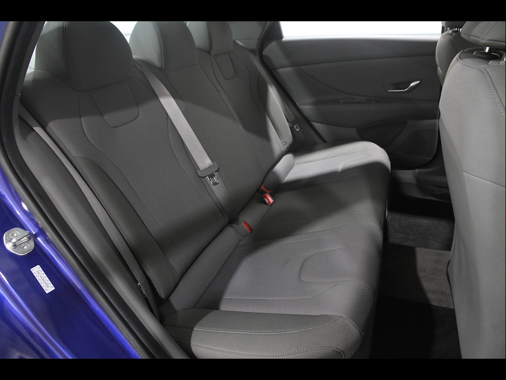 Used 2022 Hyundai Elantra SE FWD image 16