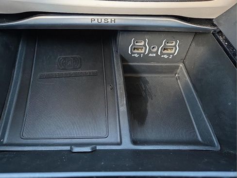 Used 2024 Chrysler Pacifica Limited image 19