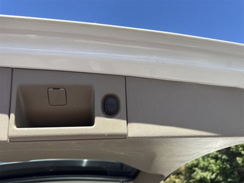 Used 2017 GMC Yukon SLT image 37