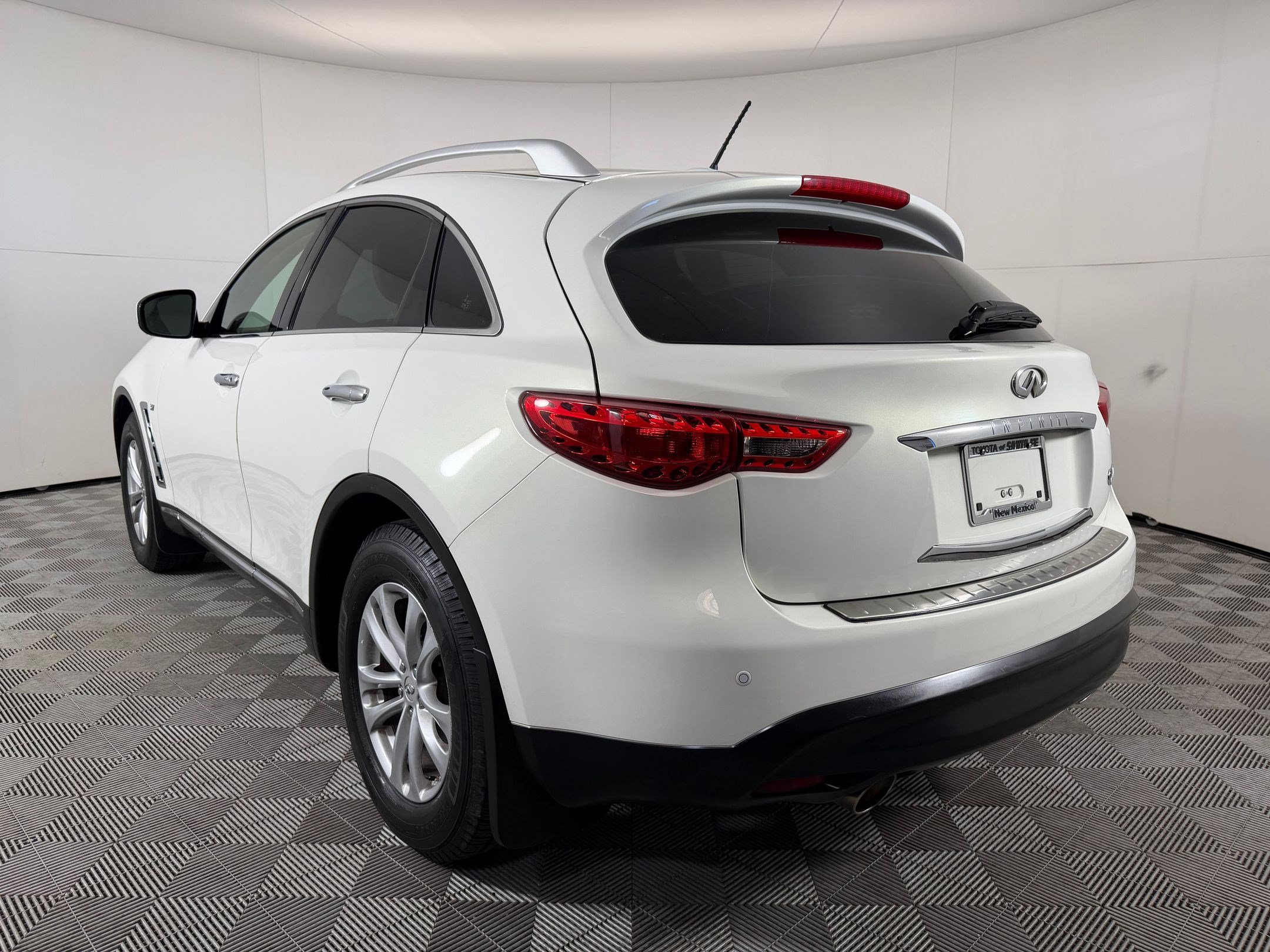 Used 2016 INFINITI QX70 AWD w/ Premium Package image 3