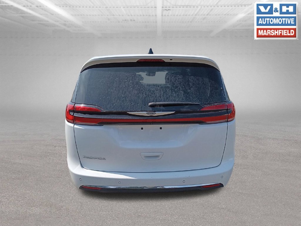 Used 2024 Chrysler Pacifica Touring-L FWD image 4