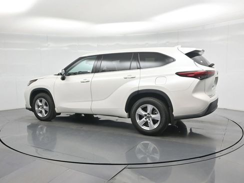 Used 2021 Toyota Highlander LE image 6